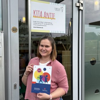 Kita Antje mit Kita-Prüf Plakette